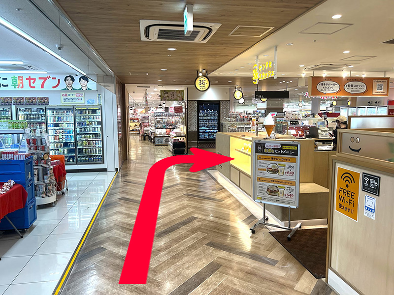 セブン‐イレブン前の通路を進み、右折します