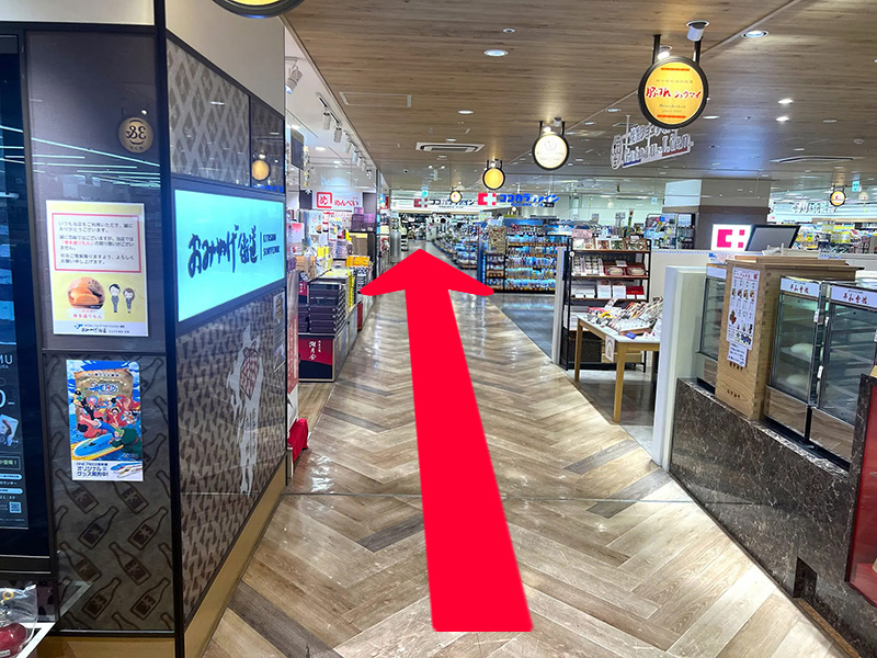 角ですぐ左折し、そのまま奥まで直進すると左手に当店がございます